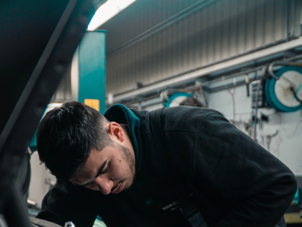 Mecánico trabajando en el motor de un auto